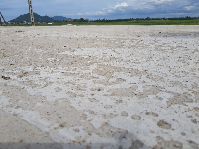 Mặt đường vừa hoàn thành đã bong tróc nhiều chỗ