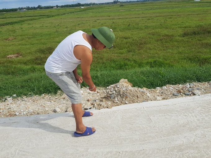 Một người dân chỉ cho PV những chỗ nứt gãy trên tuyến đường