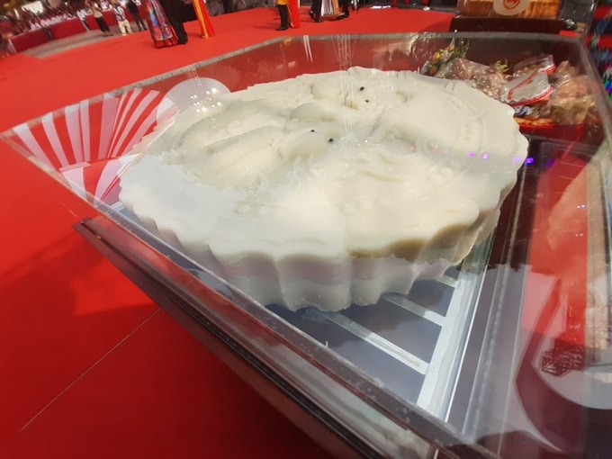 Mỗi chiếc đường kính 0.95m, dày 0.2m và nặng 150 kilogam. Ảnh Hà Long.