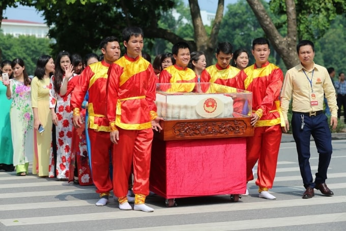 Cặp bánh được tế lễ thắp hương Tổ nghề ở Đền Ngọc Sơn, rồi rước ra Quảng trường trưng bày cho người dân chiêm ngưỡng. Ảnh Hà Long.