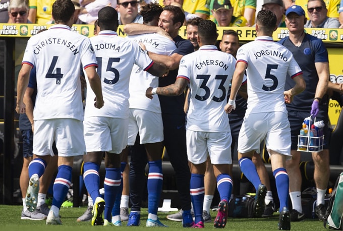 Các cầu thủ Chelsea ăn mừng bàn thắng mở tỉ số. Ảnh: Getty