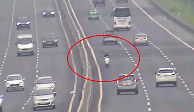 Thanh niên đi xe máy trên cao tốc bị camera giám sát ghi hình. Ảnh: Cao tốc HN-HP.