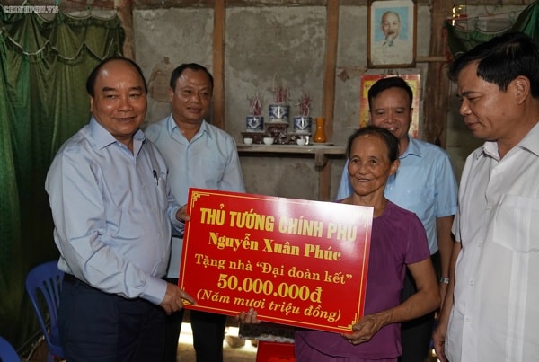 Thủ tướng Nguyễn Xuân Phúc thăm hỏi, trao tặng 2 nhà “Đại đoàn kết” cho 2 hộ nghèo của tỉnh Bắc Kạn. Ảnh VGP