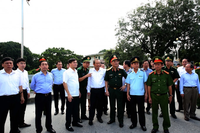 Phó Thủ tướng Thường trực Trương Hòa Bình thị sát công tác phòng chống buôn lậu tại Móng Cái. Ảnh: VGP