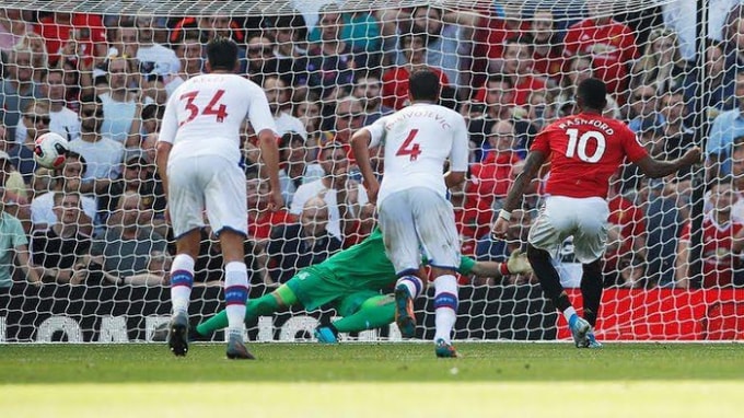 Rashford đá hỏng phạt đền đầy tiếc nuối. Ảnh: Getty