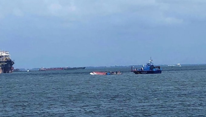 Hiện trường tàu ca nô Thái Bình số hiệu “VS 6789” chở 18 người lật xuống biển Vũng Tàu vào sáng ngày 23/8. Ảnh: CTV