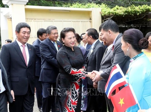 Chủ tịch Quốc hội Nguyễn Thị Kim Ngân cùng đoàn đại biểu cấp cao Quốc hội Việt Nam thăm Đại sứ quán. Ảnh: TTXVN