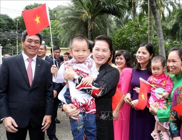 Chủ tịch Quốc hội Nguyễn Thị Kim Ngân với thiếu nhi Việt kiều Thái Lan. Ảnh: TTXVN