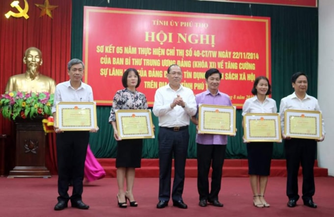 Tỉnh Phú Thọ đã trao bằng khen cho 5 tập thể, 7 cá nhân có thành tích xuất sắc trong thực hiện Chỉ thị 40 của Ban Bí thư.
