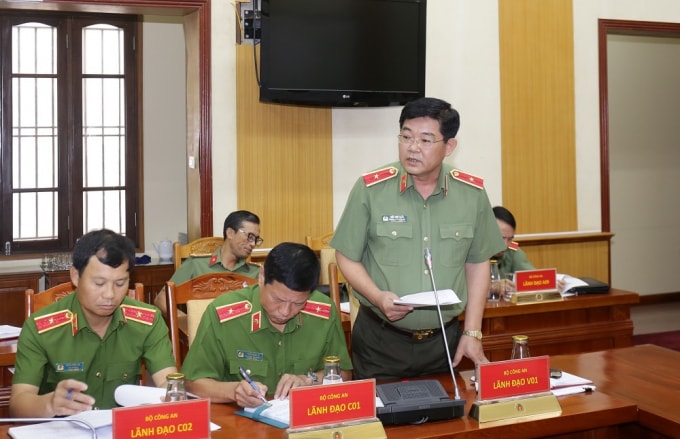 Thiếu tướng Trần Đức Tuấn, Phó Chánh Văn phòng Bộ Công an trình bày tóm tắt Báo cáo tình hình, kết quả công tác công an tháng 8/2019. Ảnh BCA