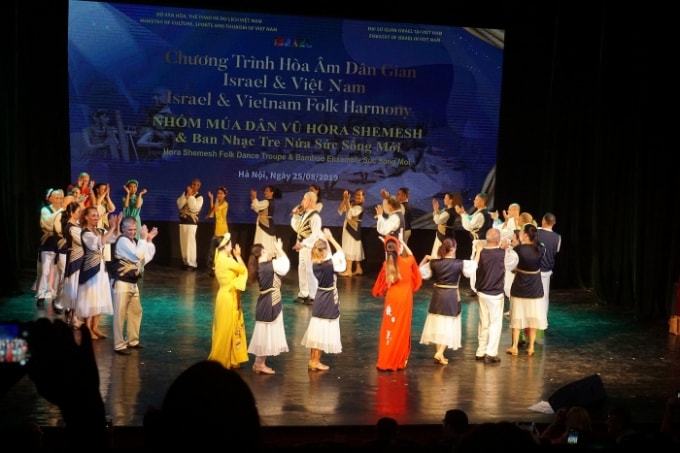 Chương trình khép lại trong không khí nồng ấm khi khán giả bước lên sân khấu, cùng các nghệ sĩ hai nước hòa mình vào vũ điệu truyền thống Israel. Ảnh: thoidai