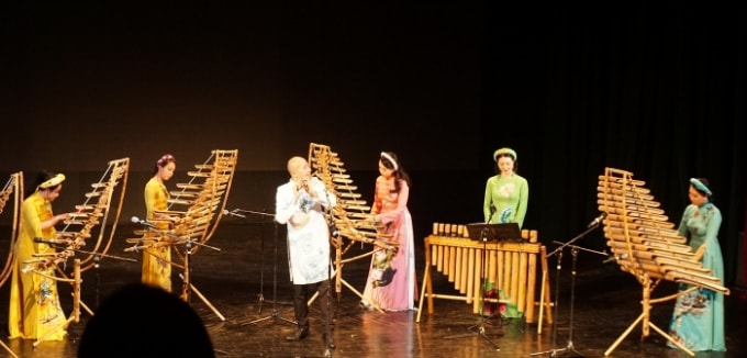 Song song với các tiết mục múa Israel là những bản hòa tấu cổ điển, đương đại trên nhạc cụ dân tộc cải tiến của dàn nhạc 