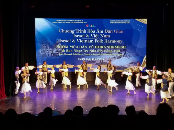 Một tiết mục biểu diễn nghệ thuật độc đáo của Israel tại đêm diễn. Ảnh: hanoimoi