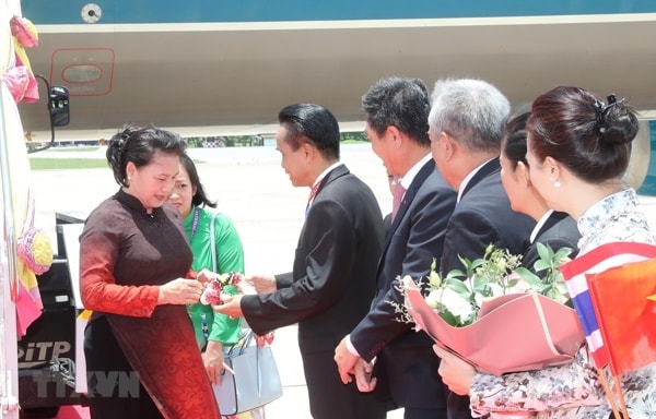 Các quan chức Thái Lan đón Chủ tịch Quốc hội Nguyễn Thị Kim Ngân và Đoàn đại biểu cấp cao Quốc hội Việt Nam, chiều 25/8. Ảnh: TTXVN