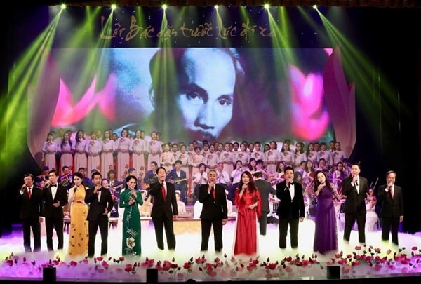Chương trình “Lời Bác dặn trước lúc đi xa” quy tụ những giọng ca hàng đầu của dòng nhạc trữ tình. Ảnh: TPO