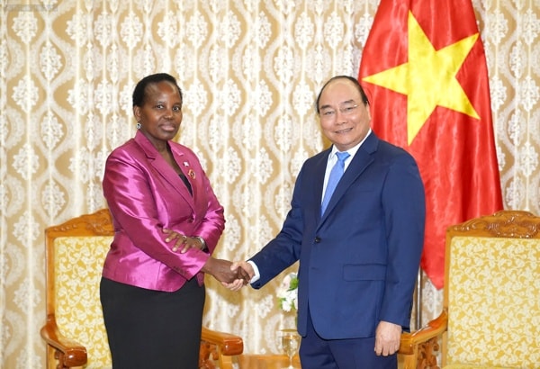 Thủ tướng Nguyễn Xuân Phúc tiếp Bộ trưởng Ngoại giao và Hợp tác quốc tế Cộng hòa Botswana Unity Dow. Ảnh: VGP