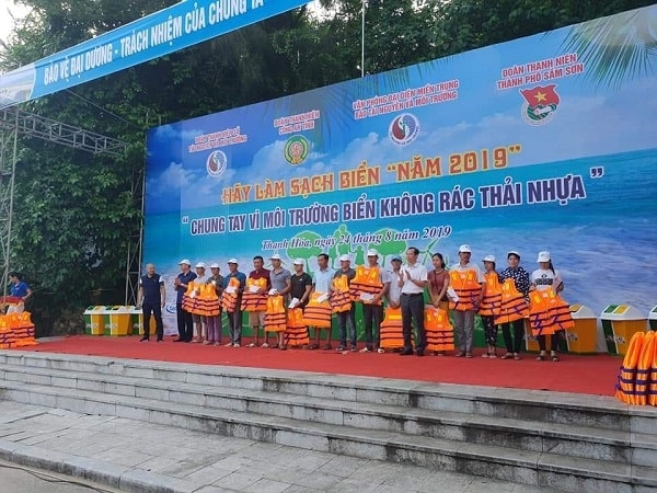 Ban tổ chức đã tặng áo phao, thùng rác cho ngư dân TP Sầm Sơn