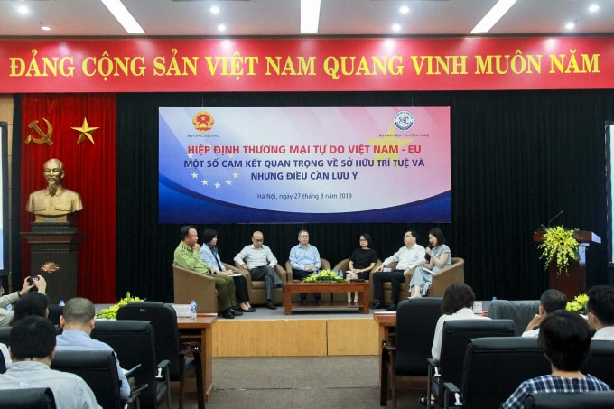 Đối thoại về các nội dung cam kết giúp tháo gỡ vướng mắc, khó khăn của doanh nghiệp trong quá trình tìm hiểu về EVFTA (Ảnh Minh Lê)