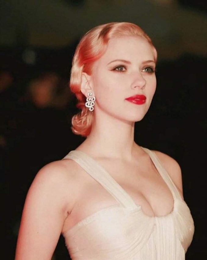 Sức quyến rũ của Scarlett Johansson đến từ mái tóc vàng óng ả, đôi mắt xanh trong veo, bờ môi căng mọng và đặc biệt là thân hình quyến rũ.