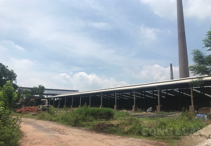 Người dân bức xúc trước tình trạng ô nhiễm môi trường bởi lò gạch đất sét nung tại thôn Đặng Giang xã Hòa Phú - huyện Ứng Hòa