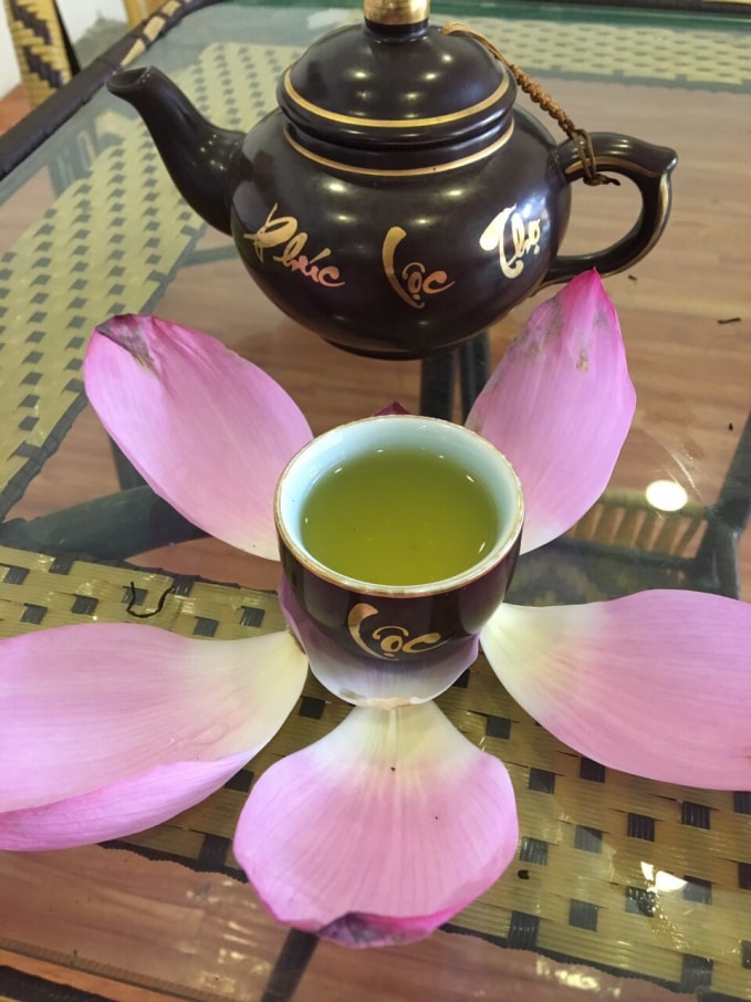Trà sen Bách Diệp có hương thơm đậm đà và màu nước xanh mát.