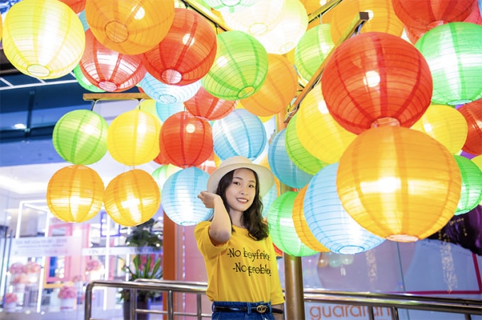 Với ánh đèn lồng rực rỡ, mỗi TTTM Vincom đều được hóa thân thành vùng đất tuyệt đẹp cho khách hàng khám phá và trải nghiệm.