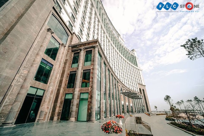 Khách sạn FLC Grand Hotel Hạ Long được bao phủ bởi lớp“điều hòa” bằng đá cẩm thạch sang trọng và đẳng cấp của FLC Stone.