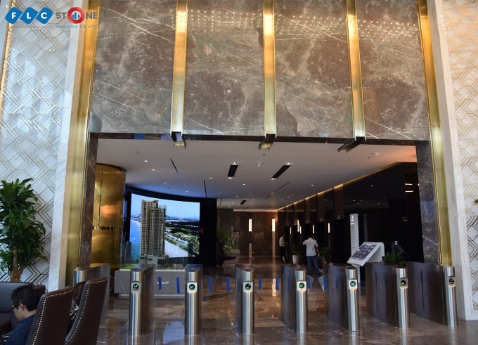 Không chỉ có tính năng điều hòa nhiệt độ, tường đá tạo điểm nhấn thị giác cho các công trình lớn.