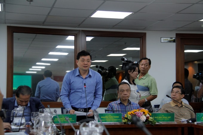 Ông Nguyễn Toàn Thắng - Giám đốc Sở TNMT TP. HCM (đứng) chủ trì buổi họp báo về việc chuyển đổi công nghệ xử lý rác thải bằng cách đốt phát điện. Ảnh: TS