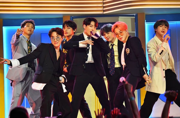 BTS liên tiếp gặt hái các giải thưởng âm nhạc lớn.