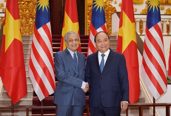 Thủ tướng Nguyễn Xuân Phúc đón Thủ tướng Malaysia Mahathir Mohamad. Ảnh: VGP