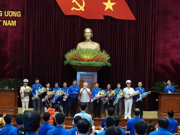 Tổng Bí thư, Chủ tịch nước Nguyễn Phú Trọng tặng hoa chúc mừng các đảng viên trẻ tiêu biểu toàn quốc. Ảnh: tienphong.vn