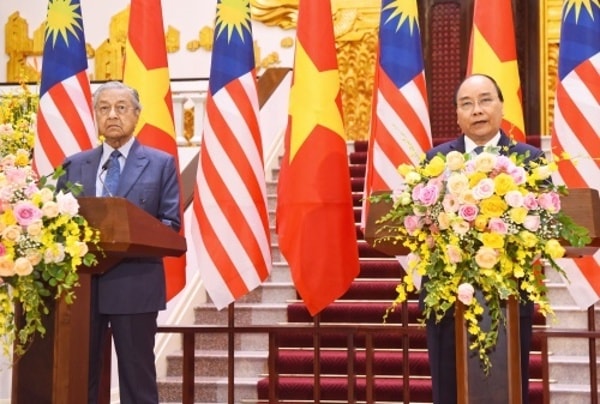 Thủ tướng Nguyễn Xuân Phúc và Thủ tướng Malaysia Mahathir Mohamad tại họp báo chung. Ảnh: VNE