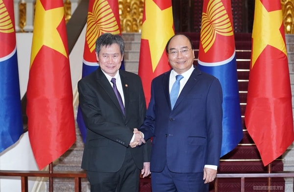 Thủ tướng Nguyễn Xuân Phúc tiếp Tổng Thư ký ASEAN Lim Jock Hoi. Ảnh: VGP