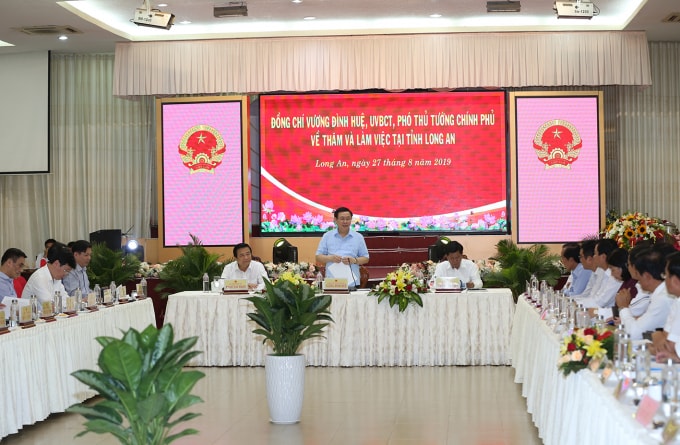 Phó Thủ tướng cũng đánh giá cao Long An trong việc thực hiện các chính sách an sinh xã hội, chăm lo cho người có công. Ảnh: VGP