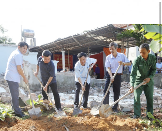 Lãnh đạo Ban Tổ chức Tỉnh ủy cùng lãnh đạo huyện Lập Thạch, xã Thái Hòa động thổ khởi công xây dựng nhà tình nghĩa cho thương binh Nguyễn Văn Hai, xã Thái Hòa, huyện Lập Thạch
