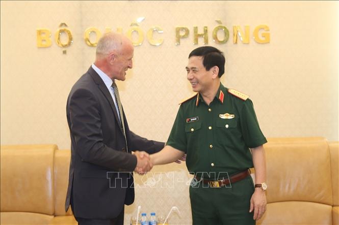 Thượng tướng Phan Văn Giang chào mừng đồng chí Sidelnikov Nikolai Ivanovich cùng đoàn công tác sang thăm và làm việc tại Việt Nam. Ảnh: TTXVN