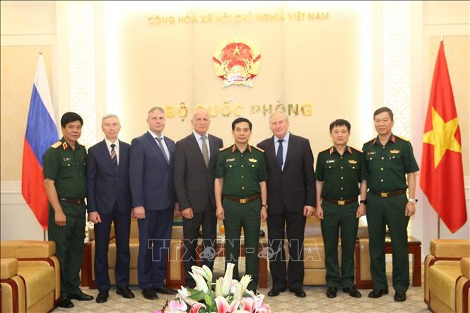 Thượng tướng Phan Văn Giang và đồng chí Sidelnikov Nikolai Ivanovich chụp ảnh cùng các đại biểu. Ảnh: TTXVN