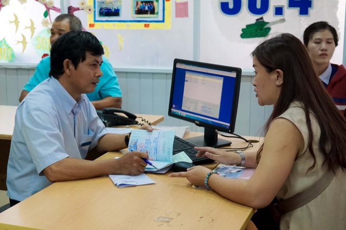 Người lao động làm thủ tục BHXH tại BHXH TP HCM. Ảnh: NLD