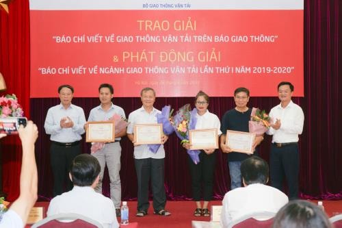 Lãnh đạo Bộ GTVT trao giải nhất giải thưởng báo chí viết về GTVT trên Báo Giao thông (Ảnh: TTXVN)
