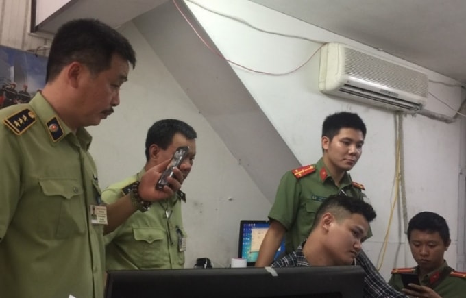 Đoàn kiểm tra làm việc với đại diện Công ty TNHH RELEX Việt Nam. Ảnh: Tổng Cục Quản lý thị trường