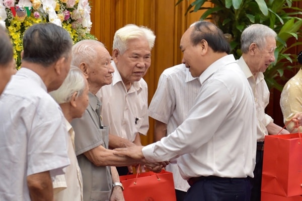 Thủ tướng Nguyễn Xuân Phúc tặng quà các cựu lãnh cán bộ phục vụ, bảo vệ Bác Hồ. Ảnh: VGP