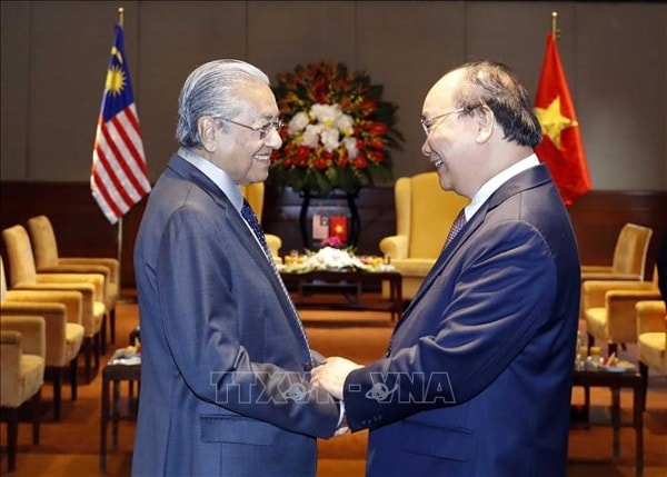 Thủ tướng Nguyễn Xuân Phúc gặp thân mật Thủ tướng Mahathir Mohamad trước khi Thủ tướng cùng Đoàn đại biểu cấp cao Chính phủ Malaysia lên đường về nước, kết thúc tốt đẹp chuyến thăm chính thức Việt Nam. Ảnh: TTXVN