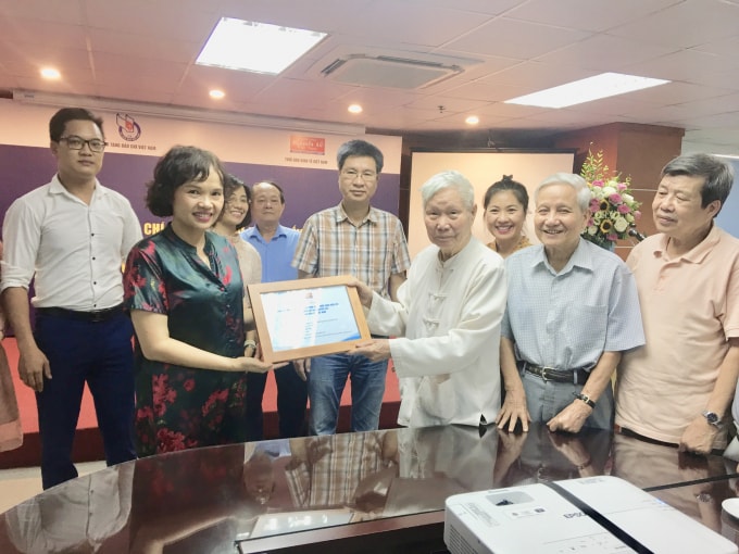Lễ trao tặng hiện vật. Ảnh: Hoàng Huy