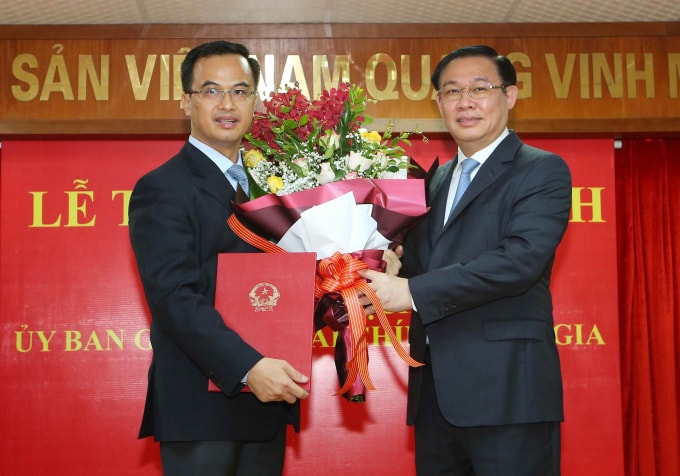 Phó Thủ tướng Chính phủ Vương Đình Huệ trao Quyết định bổ nhiệm cho ông Vũ Nhữ Thăng - Ảnh: Thành Chung