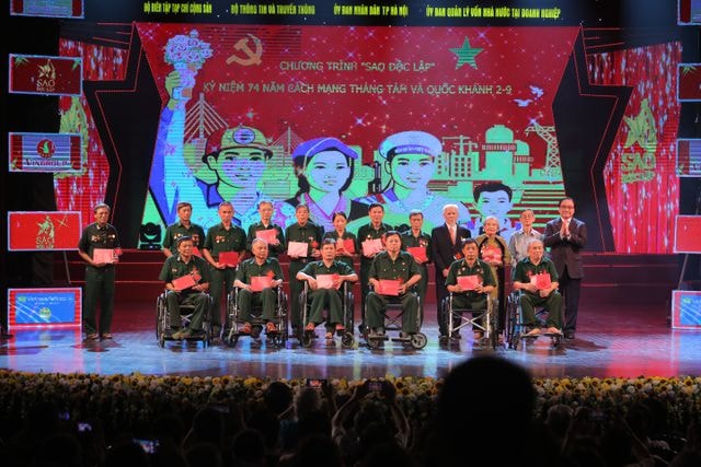 BTC chương trình tặng quà, Kỷ niệm chương cho các bác lão thành cách mạng. Ảnh: Dantri