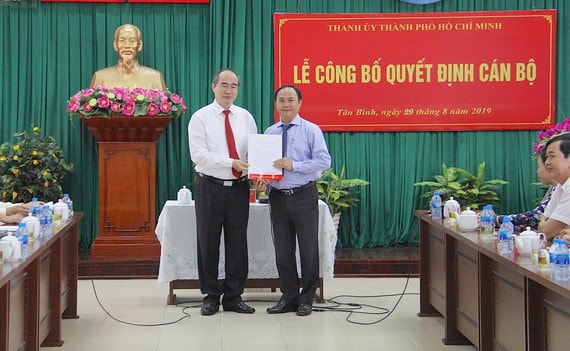 Bí thư Nguyễn Thiện Nhân trao quyết định điều động ông Lê Hoàng Hà, giữ chức Bí thư Quận ủy quận Tân Bình. Ảnh: SGGP