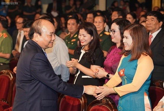 Thủ tướng gặp gỡ các văn nghệ sĩ. Ảnh: VGP