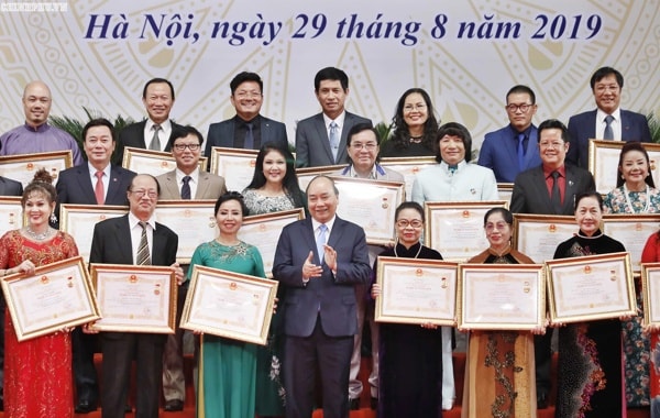 Thủ tướng trao tặng danh hiệu cho các nghệ sĩ. Ảnh: VGP
