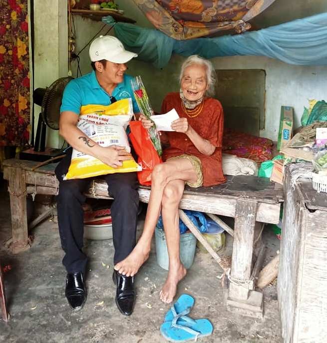 Anh Tuấn đã đến từng nhà để trao tặng 50 phần quà, mỗi phần quà gồm: 10kg gạo, dầu ăn, bột ngọt, bột nêm, đường, nước mắm và 1 cành hoa hồng. Tổng số tiền mỗi phần là 305.000 đồng, đến với các hoàn cảnh neo đơn đặc biệt khó khăn thuộc các xã trên địa bàn huyện Hải Lăng.